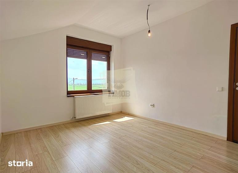 Casă cu 5 camere cu Teren 372 Mp în Roșia