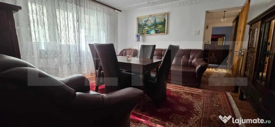 Apartament cu 3 camere semidecomandat, mobilat în Micro 4