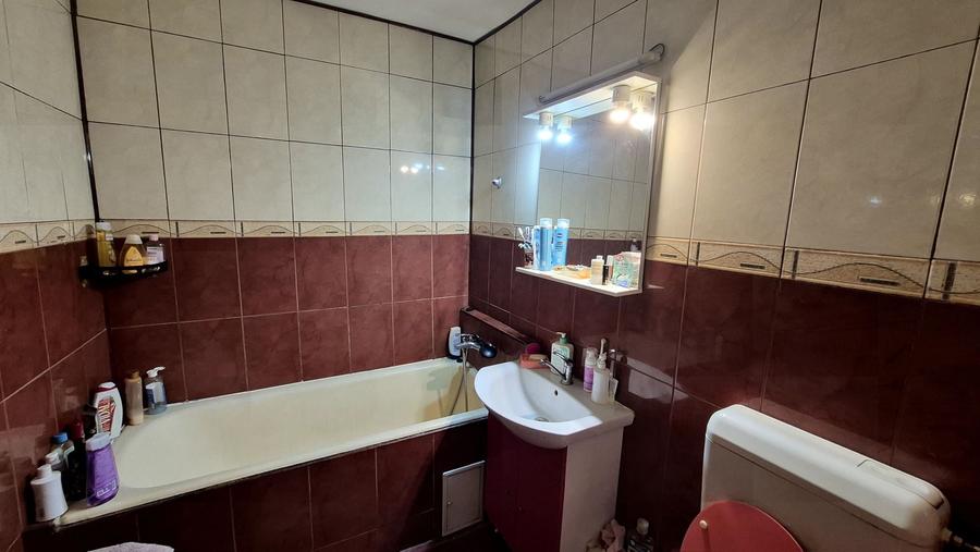 Apartament cu 4 camere semidecomandat în Rahova