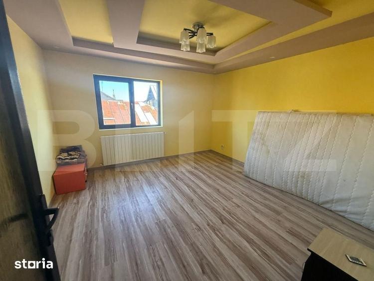 Casă cu 9 camere cu Teren 1000 Mp în Comișani