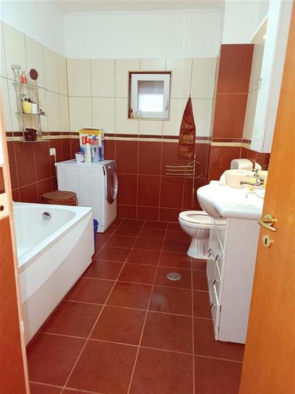 Casă individuală cu 5 camere cu Canalizare în Hurez