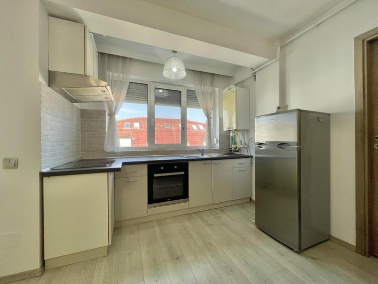 Apartament cu 2 camere semidecomandat, mobilat în Între Lacuri