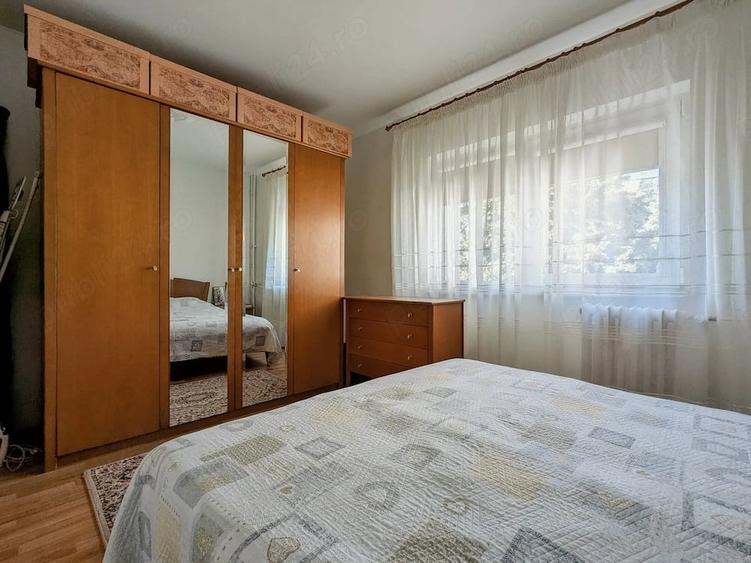 Apartament cu 3 camere decomandat în Rovine