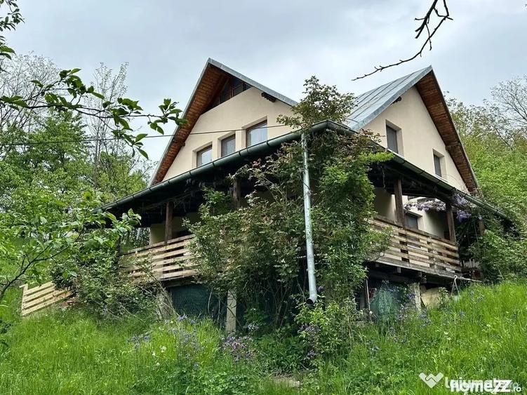 Casă cu 5 camere cu Teren 3029 Mp în Central