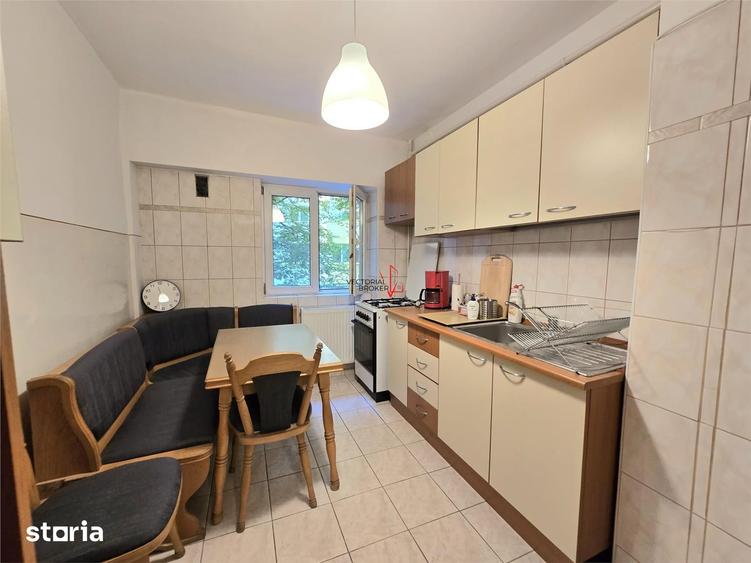 Apartament cu 4 camere decomandat în Tei