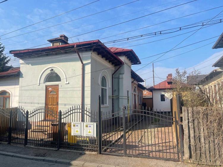 Casă cu 4 camere în Central