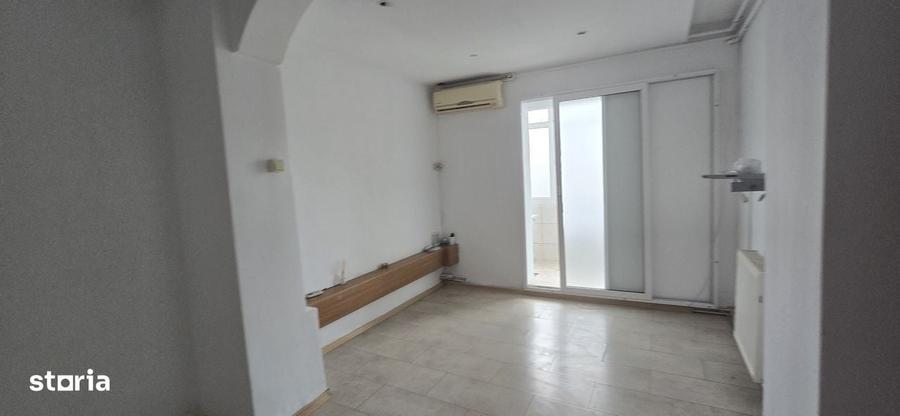 Apartament cu 3 camere în Micro 6