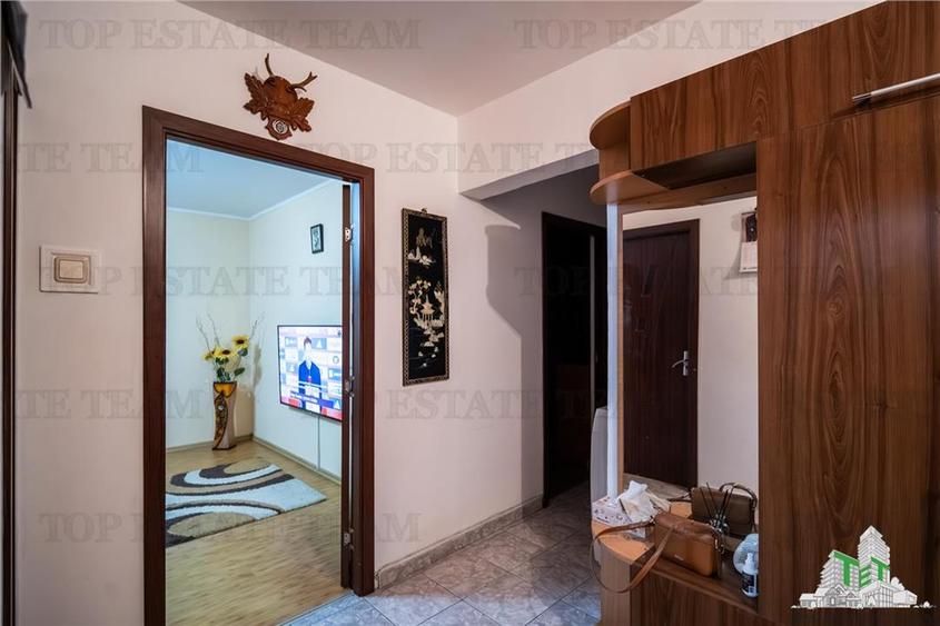 Apartament cu 3 camere decomandat, mobilat în Titan