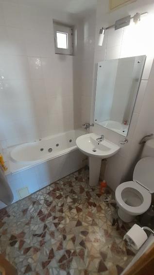 Apartament cu 3 camere decomandat în Calea Victoriei