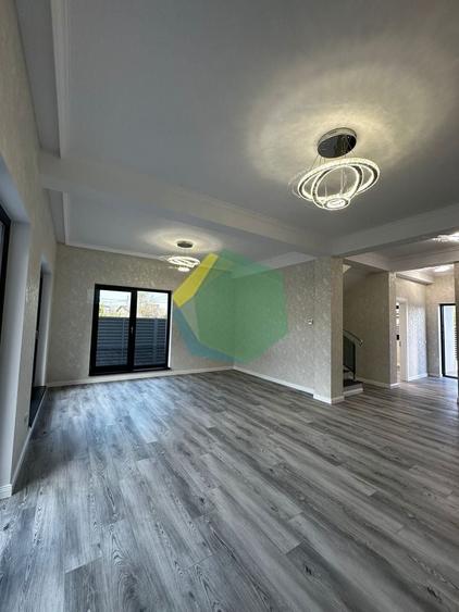 Casă individuală cu 4 camere cu Canalizare în Sud-Vest