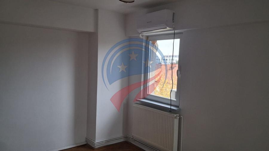 Apartament cu 4 camere decomandat în Central
