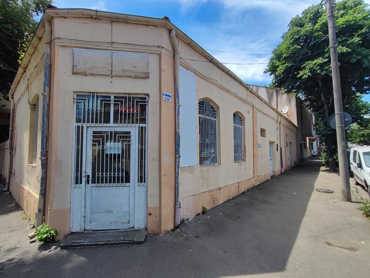 Casă individuală cu 3 camere cu Canalizare în Central