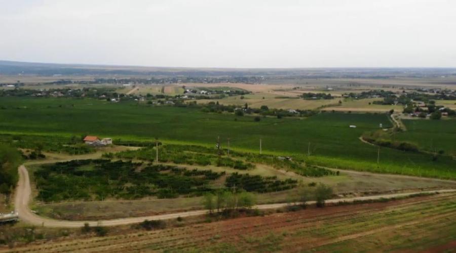 Teren intravilan de 1000 mp, în Est