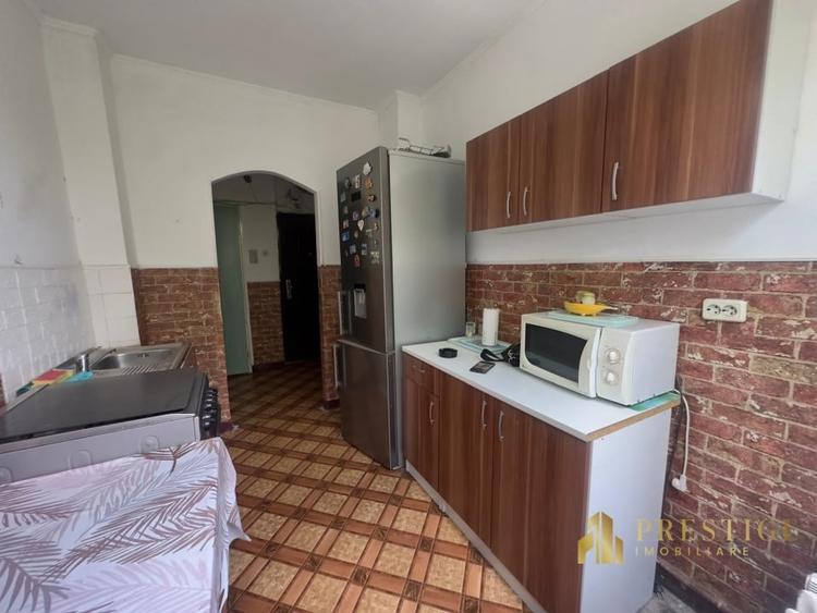 Apartament cu 3 camere semidecomandat, mobilat în Rogerius