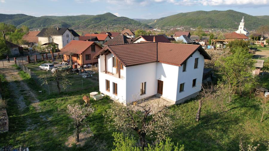 Casă cu 4 camere în Cicârlău