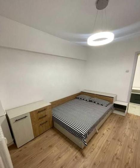 Apartament cu 4 camere semidecomandat, mobilat în Ghencea