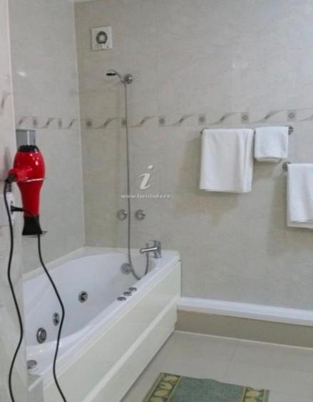 Casă individuală cu 11 camere cu Teren 500 Mp în Nord