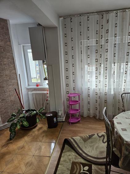 Apartament cu 4 camere decomandat în Răcăștia