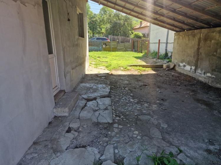 Casă cu 4 camere cu Teren 400 Mp în Călinești