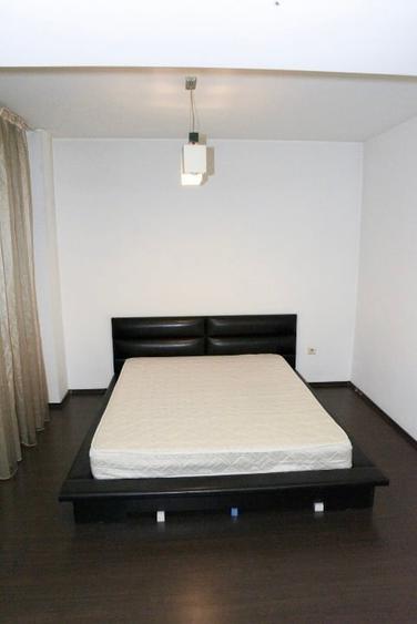 Apartament cu 3 camere semidecomandat, mobilat în Dristor