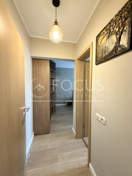 Apartament cu 4 camere semidecomandat, mobilat în P-ța Victoriei