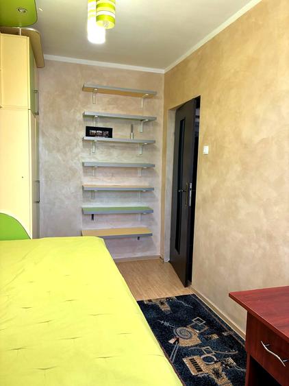 Apartament cu 3 camere semidecomandat, mobilat în Podu Roș