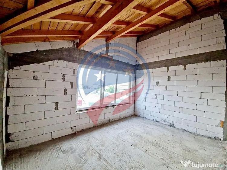 Casă cu 7 camere cu Teren 500 Mp în Central