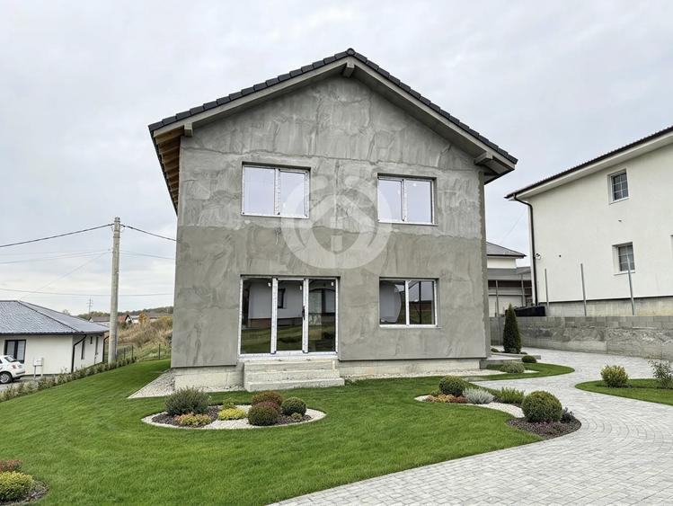 Casă individuală cu 6 camere cu Canalizare în Exterior Est
