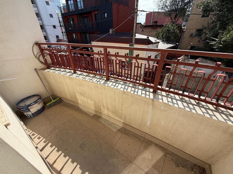 Apartament cu 3 camere decomandat în Dorobanți