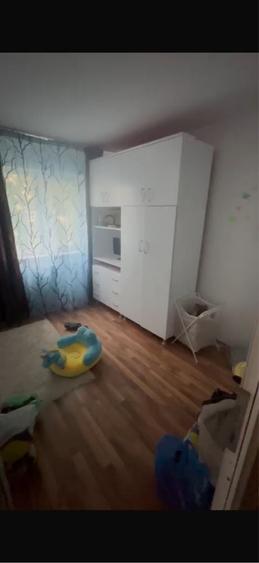 Apartament cu 4 camere semidecomandat în Rovine