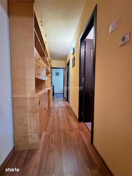 Apartament cu 3 camere semidecomandat în Gojdu