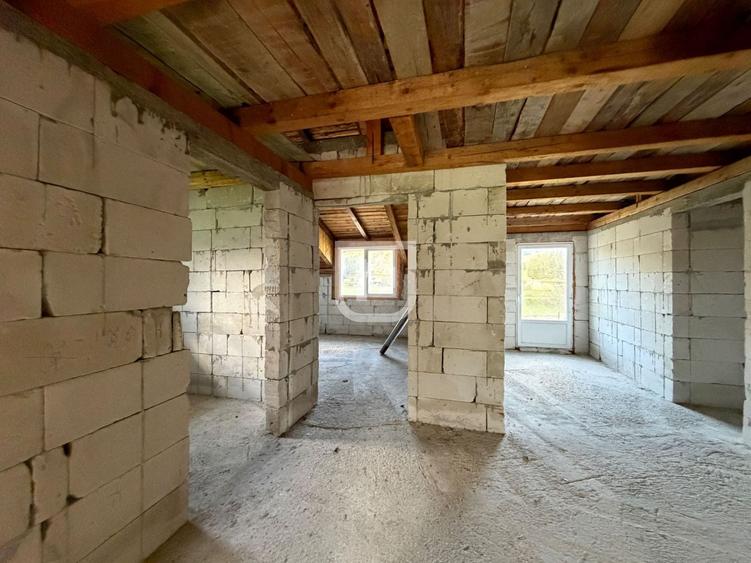 Casă individuală cu 8 camere cu Canalizare în Periferie
