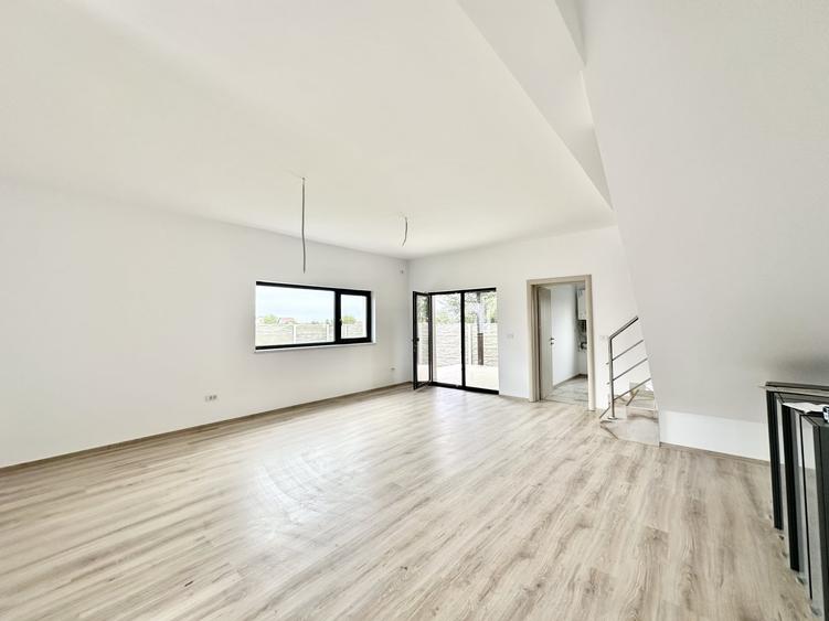 Duplex cu 5 camere cu Canalizare în Moșnița Nouă