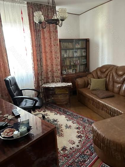 Apartament cu 4 camere decomandat în Central