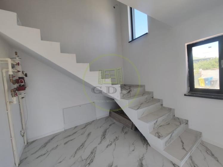 Casă individuală cu 5 camere cu Canalizare în Bariera Vâlcii