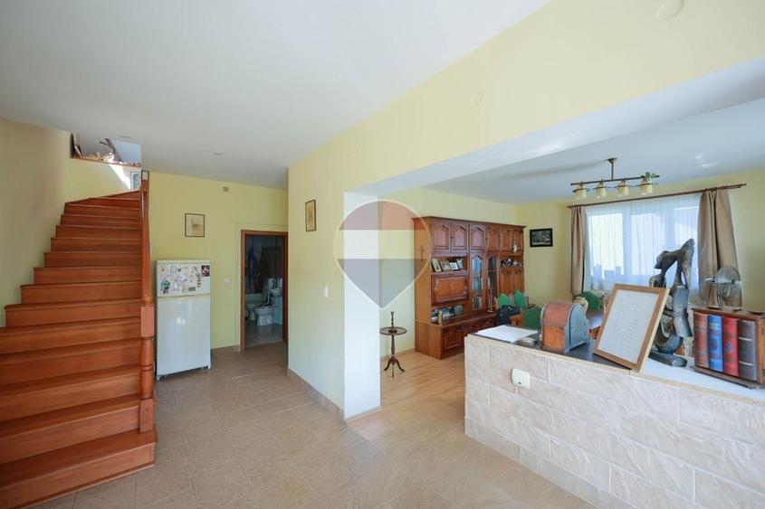 Casă individuală cu 7 camere cu Teren 771 Mp în Sântandrei