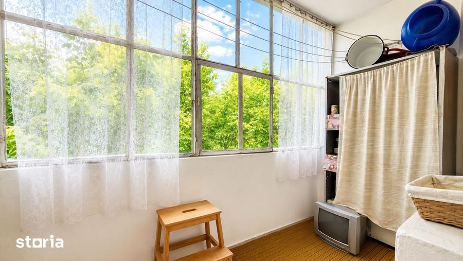 Apartament cu 3 camere semidecomandat în Berceni