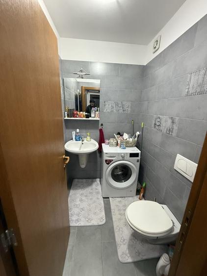 Apartament cu 3 camere semidecomandat, mobilat în Tractorul