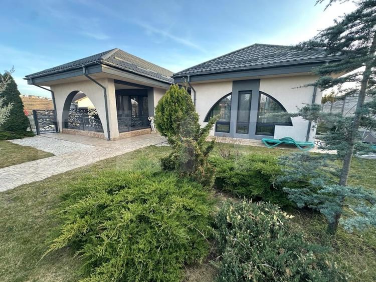 Casă individuală cu 6 camere cu Canalizare în Bucium