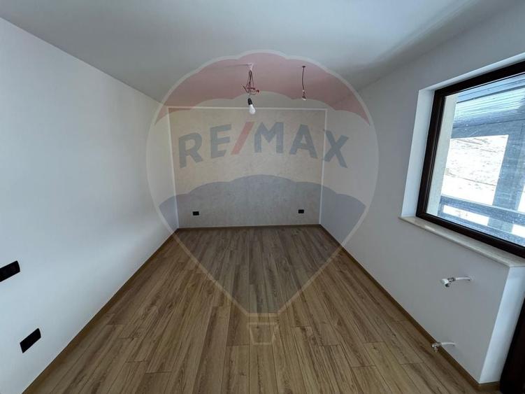 Casă individuală cu 8 camere cu Teren 1550 Mp în Dărmănești