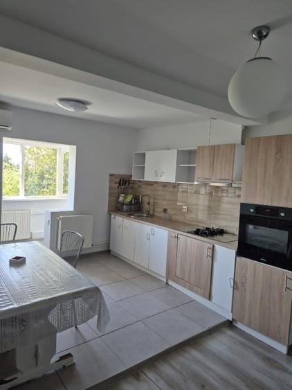 Apartament cu 3 camere decomandat, mobilat în Lipovei