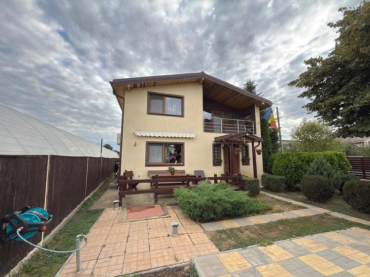 Casă cu 4 camere cu Teren 432 Mp în Bobărești (Vidra)