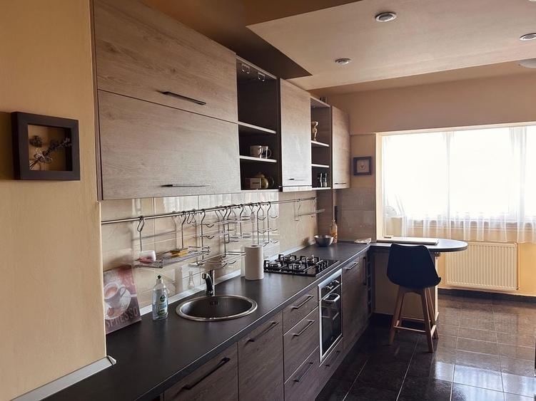 Apartament cu 3 camere decomandat în Calea București
