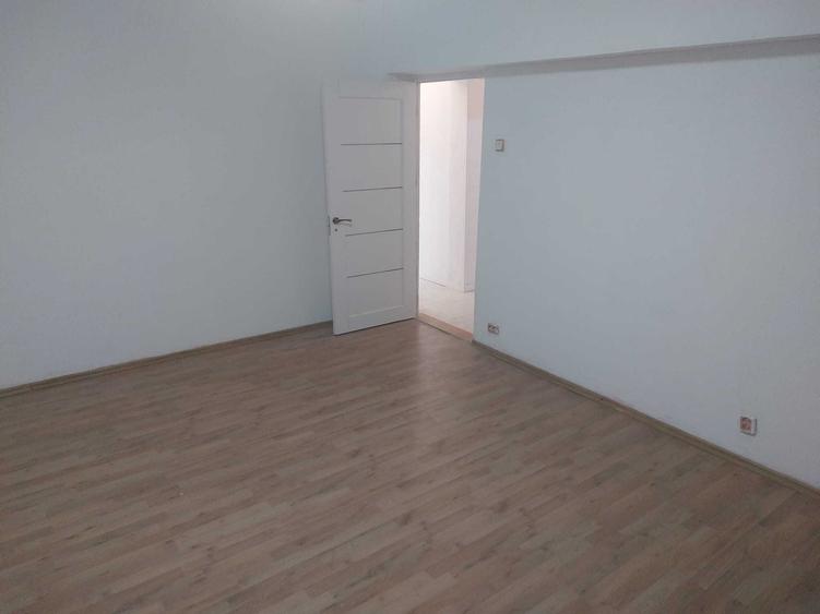 Apartament cu 3 camere decomandat în Dristor