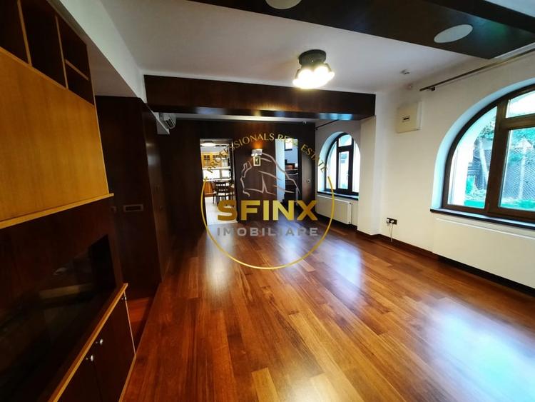 Casă individuală cu 8 camere cu Canalizare în Unirii