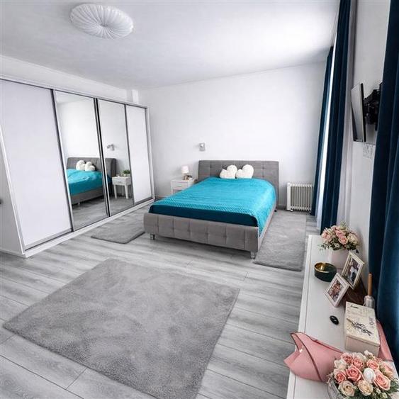 Casă individuală cu 6 camere cu Teren 435 Mp în Central