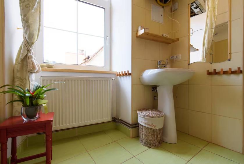 Apartament cu 2 camere nedecomandat în Centrul Istoric