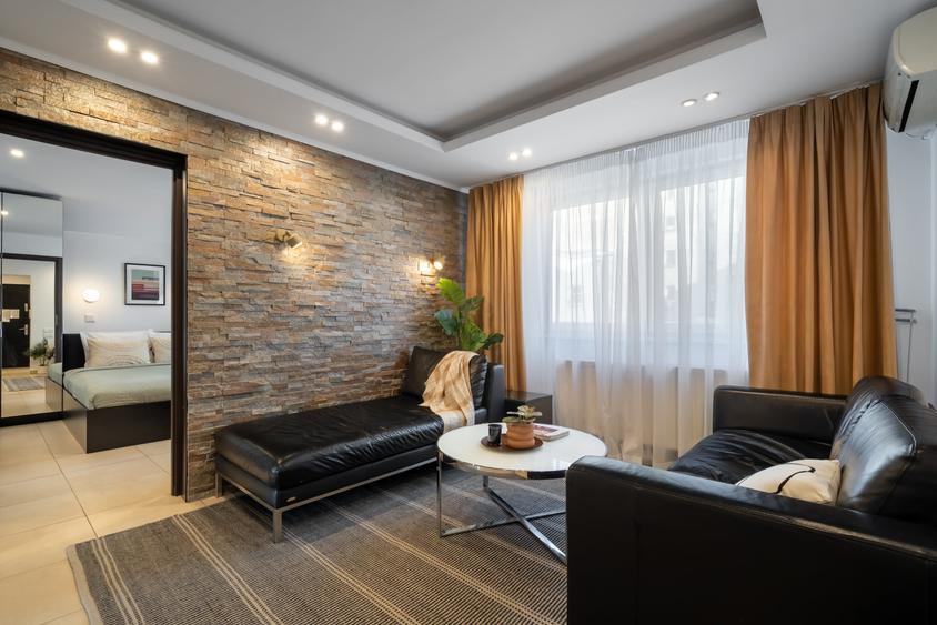 Apartament cu 3 camere semidecomandat în Universitate