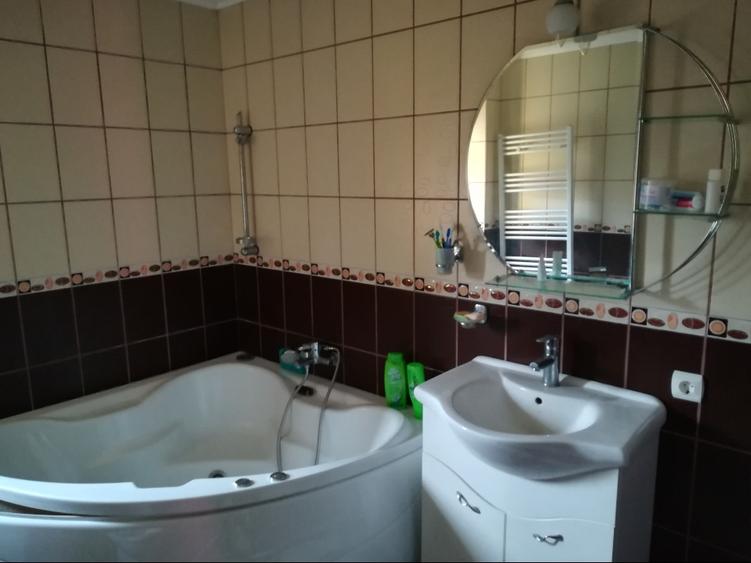 Casă individuală cu 5 camere cu Teren 2153 Mp în Central