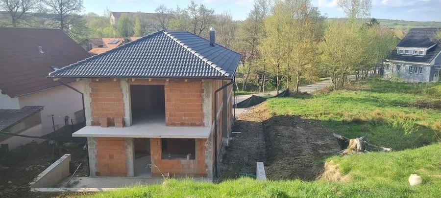 Casă cu Teren 925 Mp în Central